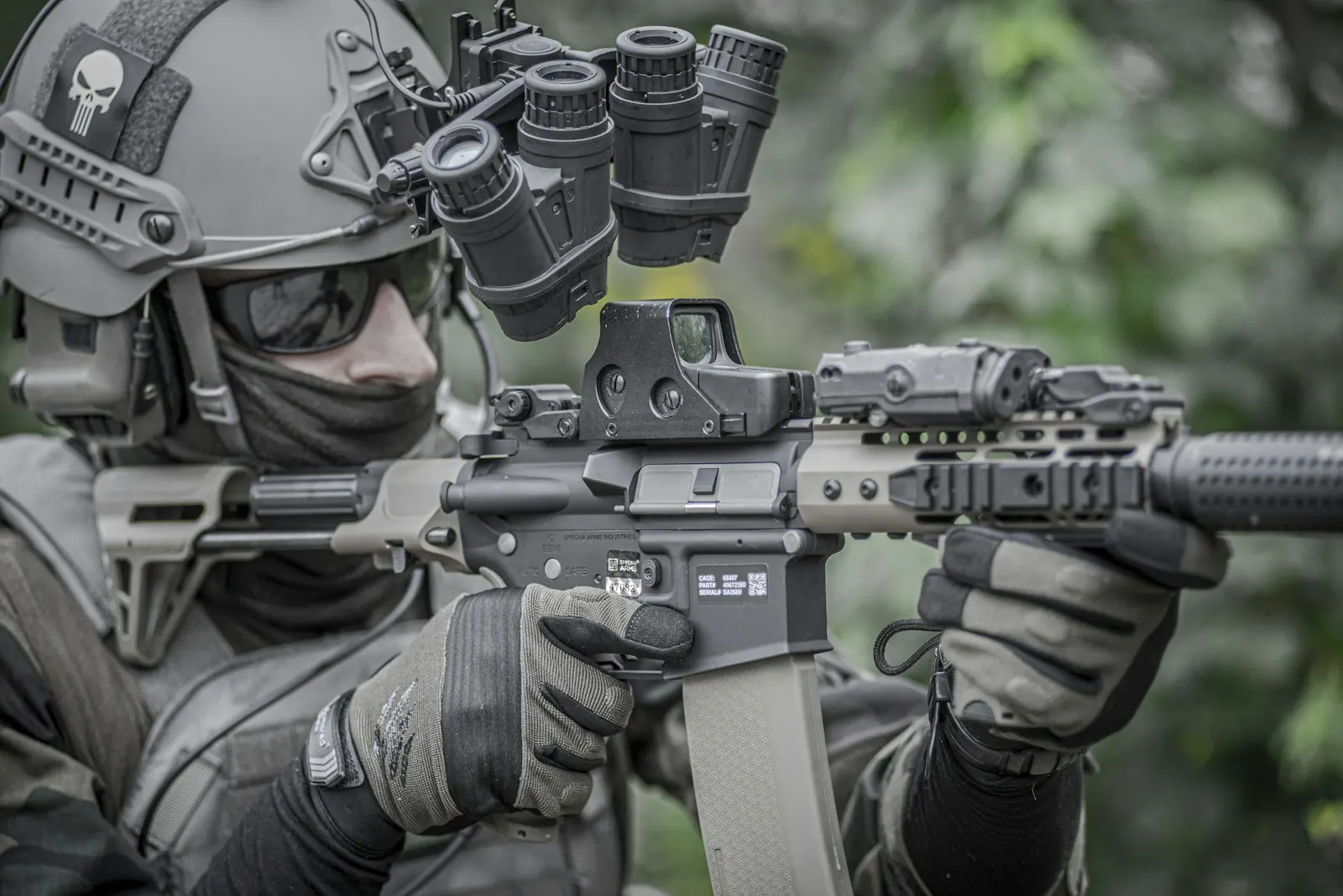 Joueur d'airsoft portant des lunettes balistiques, un casque et une protection du bas du visage, réplique en main
