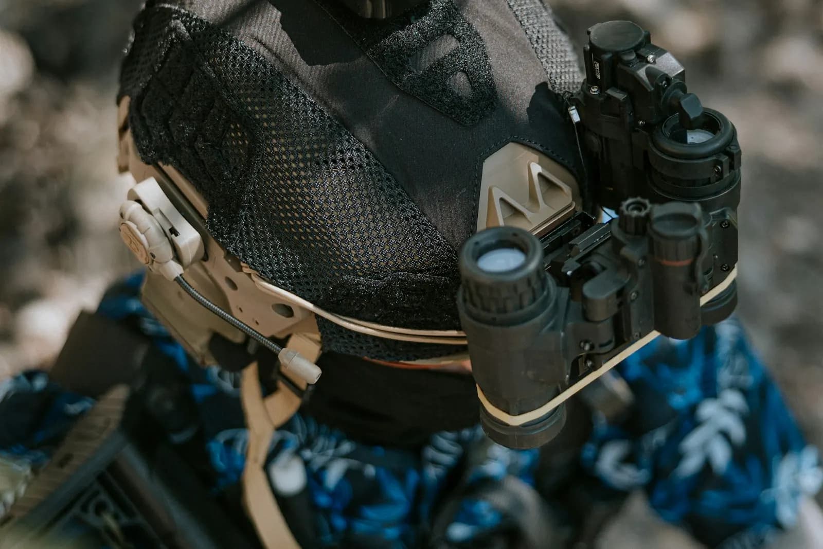 Gros plan sur un casque d'airsoft équipé d'un dispositif de vision nocturne et d'une caméra