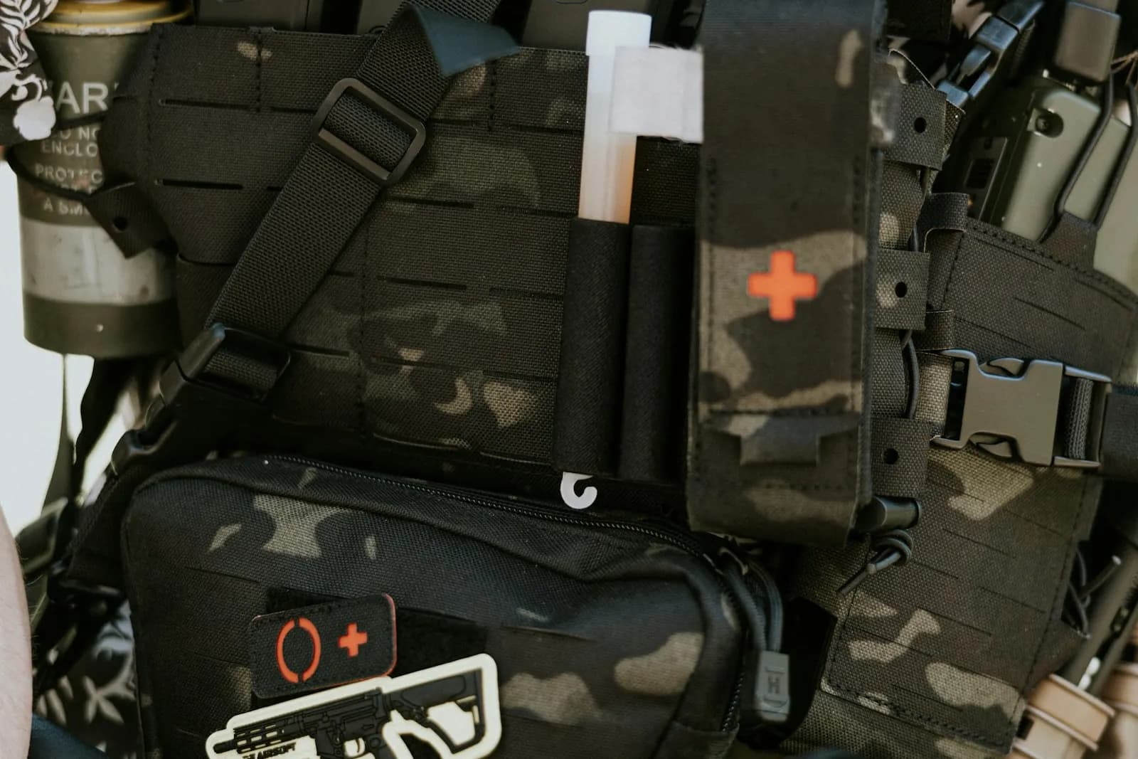 Gilet tactique noir camouflage équipé d'une trousse de secours, d'un garrot d'entraînement et de poches